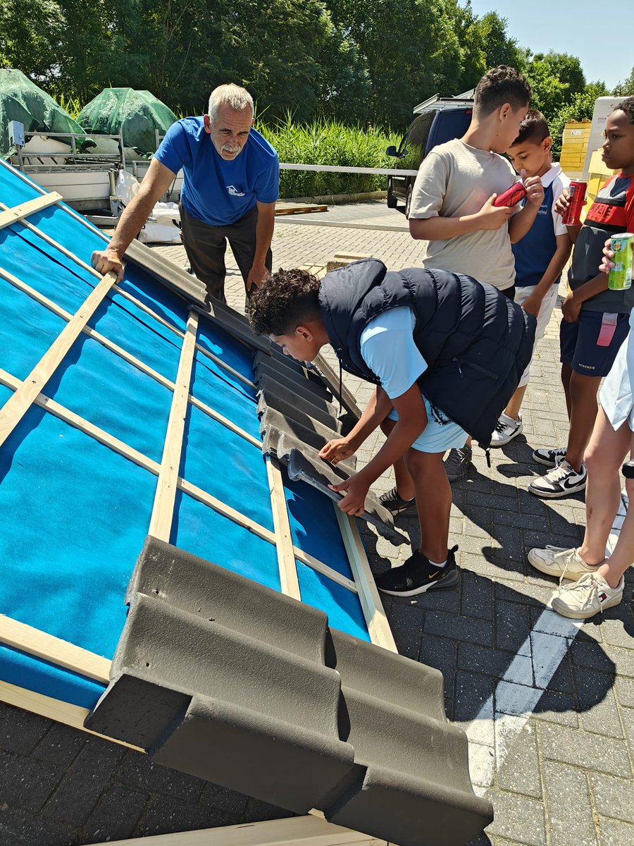 de_kbs's tweet photo. Vandaag heeft groep 7 een bezoek gebracht aan het familiebedrijf Total Roof Care in het kader van de Techniek Spelen 2026. Ze mochten zelf ook dakpannen leggen en in een hoogwerker.
#Basisschool #Zwijndrecht #techniekspelen #nestas #techniekwerkt https://t.co/hJ0O5q2oDu