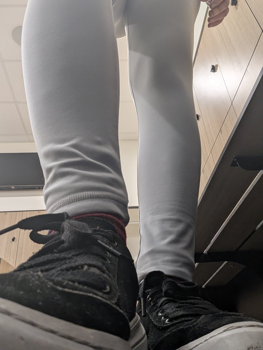 AussieGiantess's tweet photo. Just got home from the gym, need to make sure my legs are powerful enough to crush citys https://t.co/SmlaMrtX2b
