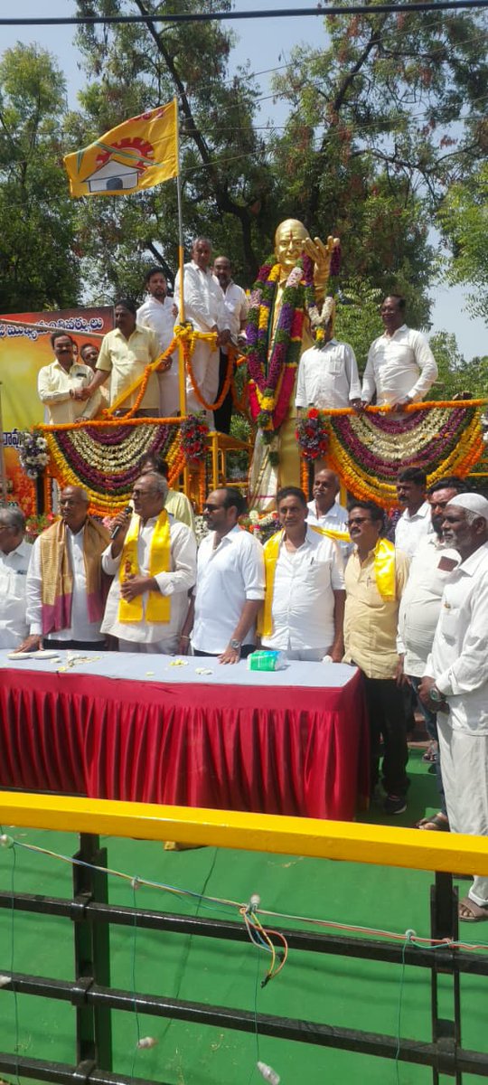 NvssprabhakarM's tweet photo. Paid Floral Tributes to Telugu Legendry ,Tollyhood Hero and Former chief minister Late sri N.T.RAMARAO on his 103 yrs Jayanthi at Moulali @BJP4Telangana #Nvssprabhakar https://t.co/3Y8aNCbnNC