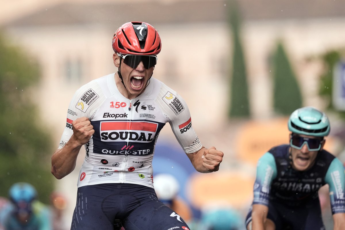 giroditalia's tweet photo. ⚡ 𝑀𝐴𝐺𝑁𝐼𝐸𝑅-𝐹𝐼𝑄𝑈𝐸

📸 LaPresse 

#GirodItalia https://t.co/lD2m846oIi