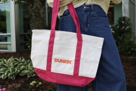 thedealsguy_'s tweet photo. FREE Dunkin’ tote bag June 1 with purchase of 6 donuts

Dunkin is giving away limited edition tote bags when you buy a half dozen donuts or more at participating locations while supplies last. Be ready! 👀🍩 https://t.co/ikrpqoOUFi