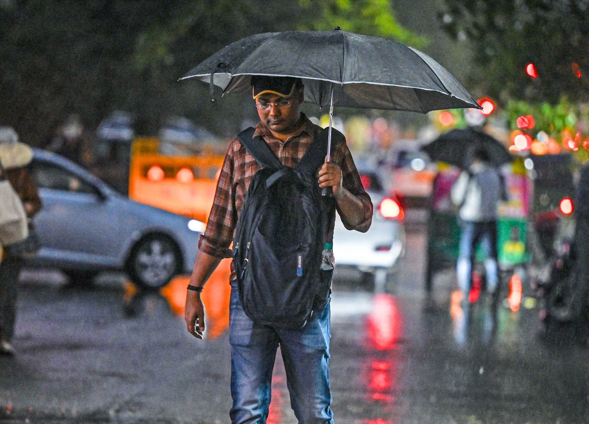 timesofindia's tweet photo. #InPics | #Delhi-NCR experienced a sudden weather shift with #rain and severe #thunderstorms, prompting a red alert from the#IMD. Wind #speeds are expected to reach 80 km/h, with the activity continuing until May 31. 

More details 🔗 https://t.co/bbQlYQ8iw5

📸 Jatin Kumar

#Delhi #WeatherUpdate #Storm #Monsoon #IndiaWeather #RainAlert #Thunderstorm #Heatwave #Climate