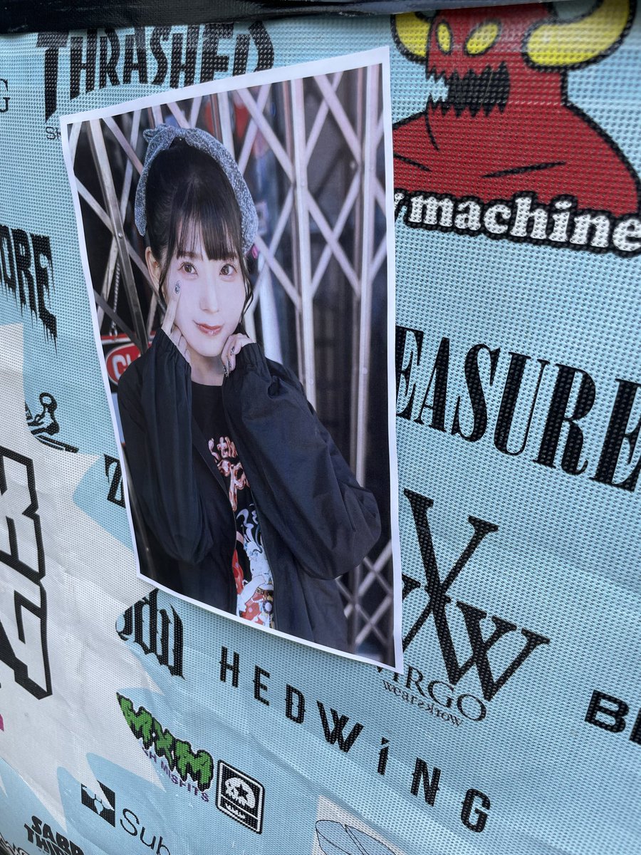 event_fairy's tweet photo. 260524 飯田ヒカル× GEKIROCK CLOTHING スペシャル・コラボ 特典会イベント 1230集合 国内では初のお渡し会？　イメージ的にハードに仕上げるのが無難なアイテムだったので、店の前に行ったらコンテンツライブかよってほどみんな同じシャツ着てるw しかもアウター黒多いw …いやそれはオタだから？ https://t.co/76LG6dB8Fn