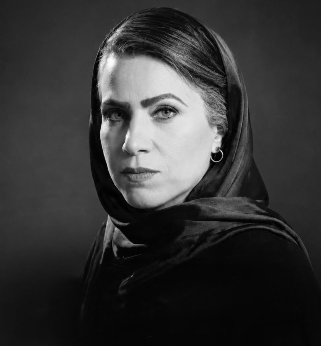 DawnAndTheX's tweet photo. رویافروشی نکنید… 
مبارزه برای رفع حجاب اجباری تا وقتی جمهوری اسلامی نفس میکشد، به ثمر نخواهد رسید. 

قبرستان لاهیجان شاهد است!
 #مژگان_حسن‌پور https://t.co/2SF4jxlgws