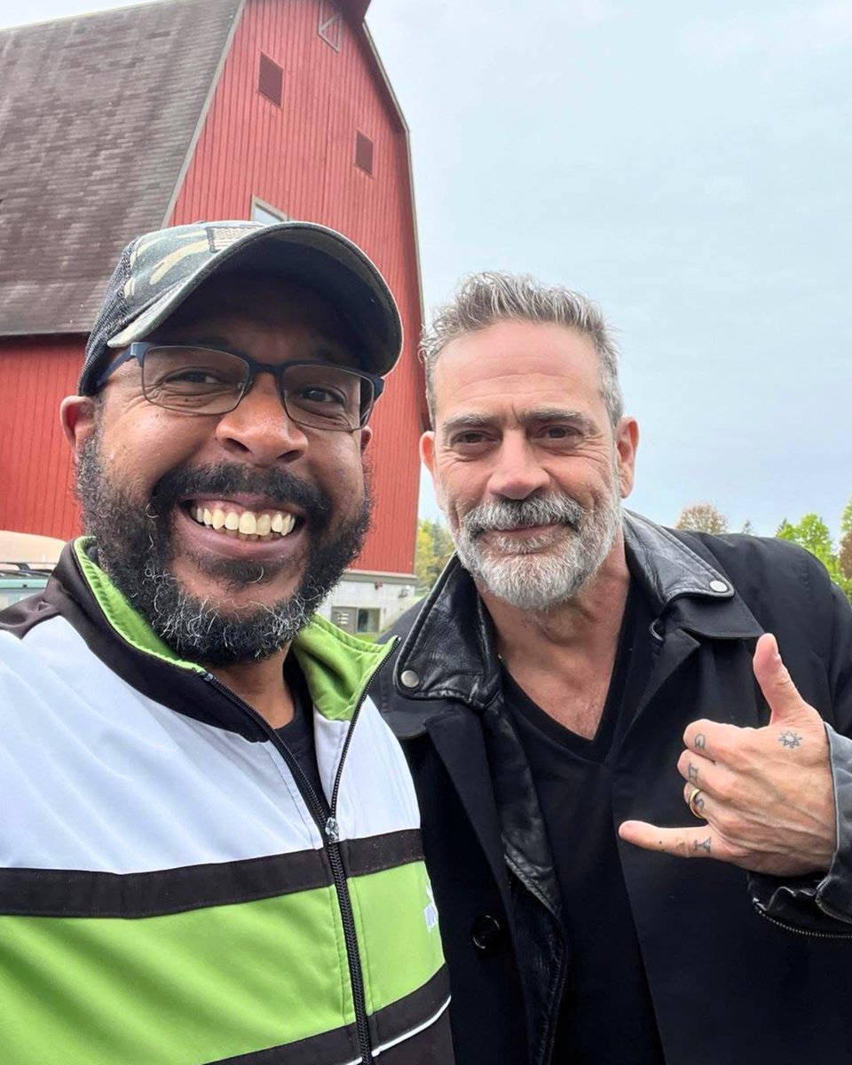 PortalJeffreyBR's tweet photo. Nova foto de Jeffrey Dean Morgan ao lado de um fã recentemente.

Thanks Dash for sharing https://t.co/YrBl3gbTua