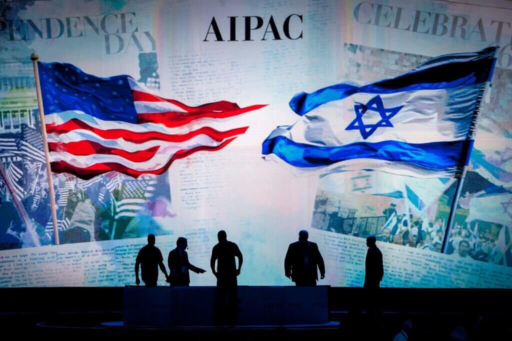 Cosmos_politic's tweet photo. أحد أكبر الأخطاء الاستراتيجية التي ارتكبتها أنظمة عربية كثيرة في العقود الأخيرة كان اعتقادها أن الطريق إلى واشنطن يمر عبر تل أبيب، وأن التطبيع مع إسرائيل سيمنحها حصانة أمريكية، أو نفوذًا داخل المؤسسة الأمريكية، أو علاقة خاصة مع البيت الأبيض والبنتاغون والكونغرس.

هذه الفكرة بُنيت أصلًا على خرافة ضخمة: أن إسرائيل تسيطر بالكامل على الولايات المتحدة.

نعم، إسرائيل تملك لوبيًا قويًا ومؤثرًا داخل واشنطن، ولا يمكن إنكار ذلك. لكن السؤال الحقيقي: كيف أصبح هذا اللوبي قويًا أصلًا؟

السبب أن نصف العالم، من شاه إيران سابقًا إلى حكام الخليج اليوم، تعامل مع إسرائيل وكأنها المفتاح السحري لأمريكا. 

في مذكراته، تحدث شمعون بيريس عن لقاء جمعه بشاه إيران، وقال إنه تفاجأ بأن الشاه كان مقتنعًا أن إسرائيل تسيطر على الإعلام الأمريكي والمجلات والصحف، وأنها قادرة على تحسين أو تدمير صورة أي حاكم داخل الولايات المتحدة. بيريس نفسه اعترف أنه استغل هذا الوهم فورًا، وكذب على الشاه، وأوهمه بأن إسرائيل تستطيع إصلاح صورته في واشنطن مقابل تقديم التنازلات والمكاسب لتل أبيب.

ومنذ ذلك الوقت، كررت أنظمة كثيرة الخطأ نفسه.

السادات، الإمارات، البحرين، المغرب، الأردن، وحتى دول أفريقية مثل تشاد… كلها تصرفت على أساس أن التقرب من إسرائيل هو استثمار استراتيجي يفتح أبواب أمريكا. لكن الحقيقة أن هذه الدول لم تكن تشتري نفوذًا أمريكيًا، بل كانت تدفع ثمنًا سياسيًا وأخلاقيًا واستراتيجيًا هائلًا مقابل وهم.

إسرائيل ليست ساحرًا يتحكم بأمريكا كما يتخيل البعض، بل هي جزء من بنية القوة الأمريكية نفسها، وخصوصًا المجمع الصناعي العسكري وشبكات المصالح المرتبطة بالحروب والفوضى وبيع السلاح. وجود إسرائيل كدولة في حالة صراع دائم يخلق بيئة مثالية لتبرير عسكرة المنطقة، وصفقات السلاح، والقواعد العسكرية، واستنزاف دول الشرق الأوسط اقتصاديًا وأمنيًا.

حتى "المعجزة التكنولوجية" الإسرائيلية التي يتم الترويج لها عالميًا، جزء كبير منها قائم أصلًا على استثمارات أمريكية، وتمويل أمريكي، وشركات أمريكية، وربط عضوي بالاقتصاد الغربي. إسرائيل ليست إمبراطورية مستقلة تتحكم بالعالم، بل وظيفة داخل المنظومة الأمريكية الأكبر.

والمفارقة أن الدول التي راهنت على إسرائيل بدأت تخسر الطرفين معًا.

خسرت علاقتها الطبيعية مع شعوب المنطقة، ودمّرت جسورًا كان يمكن أن تبنيها مع قوى إقليمية كبرى مثل إيران، وفي المقابل لم تحصل على الحماية المطلقة التي وُعدت بها. واليوم، مع التراجع التدريجي لصورة إسرائيل داخل المجتمع الأمريكي، خصوصًا بين الشباب، واليسار، وحتى قطاعات متزايدة من اليهود الأمريكيين أنفسهم، فإن قيمة هذا الاستثمار تتآكل ببطء.

قد لا يظهر هذا التحول فورًا على مستوى القرار السياسي الأمريكي، لأن المؤسسات أبطأ من المجتمعات، لكن الاتجاه واضح. إسرائيل لم تعد تملك الهالة نفسها داخل الرأي العام الأمريكي كما كان الحال قبل عشرين أو ثلاثين سنة.

وعندما يكتمل هذا التحول، ستكتشف أنظمة كثيرة أنها أحرقت علاقاتها الإقليمية، ودفعت أثمانًا هائلة، وربطت أمنها واقتصادها بمشروع مأزوم، فقط لأنها صدقت خرافة أن الطريق إلى واشنطن يمر من تل ابيب.