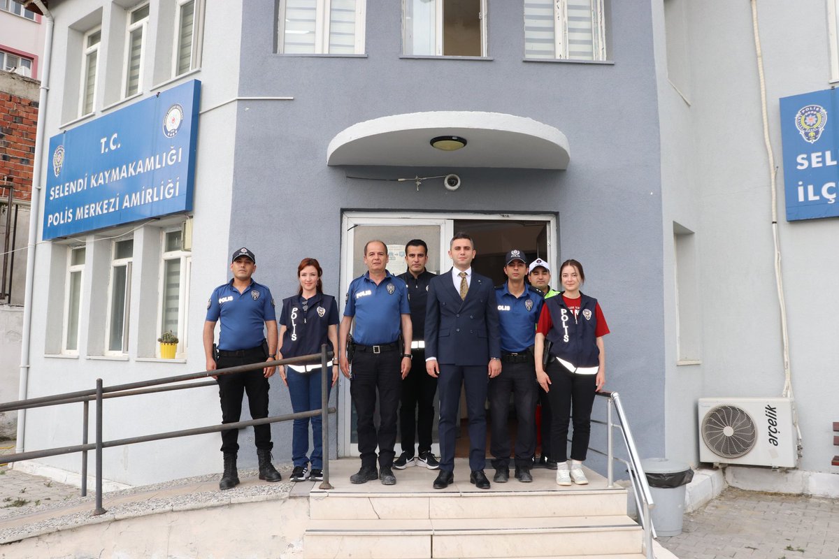 selendikaym's tweet photo. Kaymakamımız Sayın Mücahit Enes YILDIZ, Kurban Bayramı münasebetiyle İlçe Jandarma Komutanlığı ve İlçe Emniyet Amirliğini ziyaret ederek görevleri başındaki personelimizin bayramını tebrik etti. https://t.co/A9hiFZ0lCm
