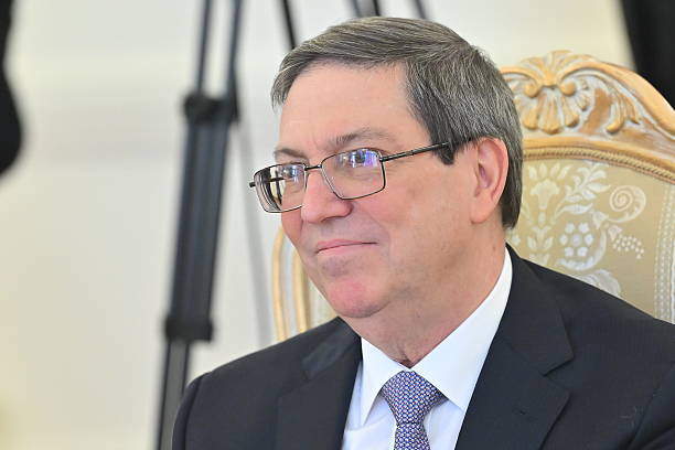BrunoRguezP's tweet photo. En entrevista con @MSNOWNews, denuncié la escalada de amenazas del gobierno de EEUU y de políticos del sur de la Florida, que persiguen una agresión militar contra #Cuba que pondría en riesgo miles de vidas de cubanos y estadounidenses.

Reiteré que Cuba no es una amenaza para EEUU. Somos un país pacífico que no agrede a nadie ni desea un conflicto. Rechazo las mentiras reiteradas de políticos estadounidenses.

Estamos abiertos al diálogo para resolver problemas bilaterales, sobre la base del respeto a nuestra soberanía, nuestro orden constitucional y sistema político.

https://t.co/C0roMEhkRP
