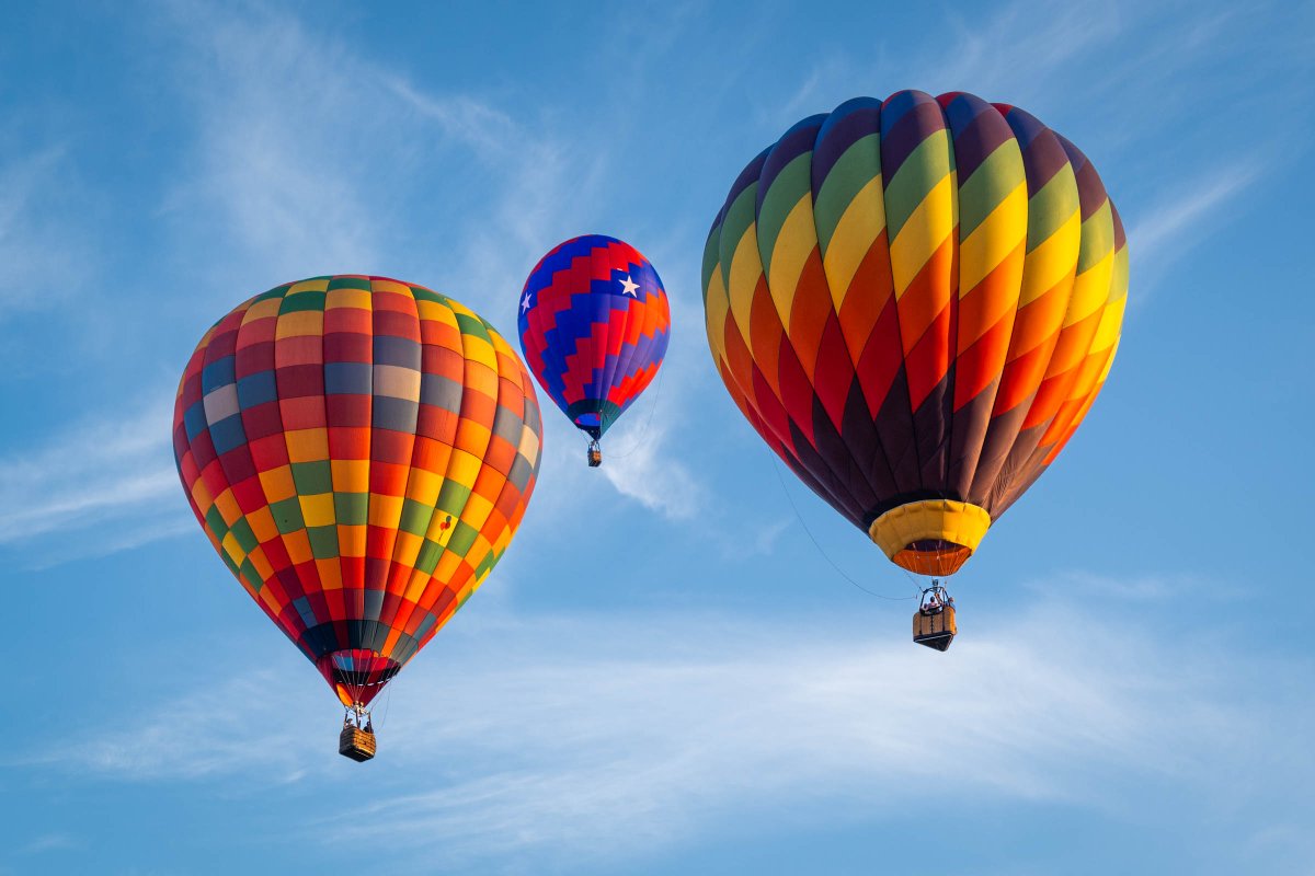PlanoBalloon's tweet photo. Scale check: A fully inflated hot air balloon stands about 7 stories tall… transforming Oak Point Park into a field of towering color at sunrise and sunset. Experience a Shared Horizon of hues at the H-E-B | Central Market Plano Balloon on Sept. 17-20. 

https://t.co/gFf3LUi9rE https://t.co/r8gx5BpRC2