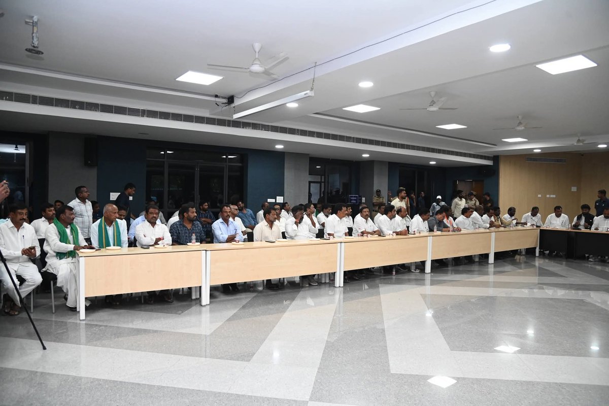 SbKache's tweet photo. చివరి గింజ వరకూ మద్దతు ధరతో ధాన్యం కొనుగోలు చేస్తాం.....రాష్ట్ర పౌర సరఫరాల శాఖ మంత్రి ఉత్తమ్ కుమార్ రెడ్డి
వర్షాలకు తడిసిన ధాన్యాన్ని కూడా పూర్తి మద్దతు ధరతోనే కొనుగోలు
ఇసుక రవాణా వాహనాలను ధాన్యం కొనుగోలుకు వినియోగించాలి
డిఫాల్ట్ రైస్ మిల్లులు బకాయిలు చెల్లిస్తే ధాన్యం కేటాయింపు https://t.co/9PoiwpEMJ5
