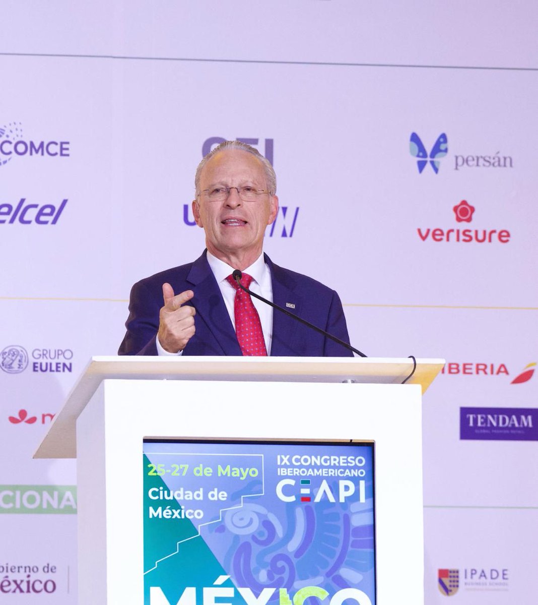 cceoficialmx's tweet photo. El #CCE tiende puentes con Iberoamérica para impulsar inversión y competitividad. 

Con motivo de su participación en el IX Congreso Iberoamericano #CEAPI “La Fuerza de Iberoamérica”, el Pdte. @JoseMedinaMora destacó la importancia de fortalecer la inversión, el diálogo técnico rumbo a la revisión del #TMEC y el impulso a las #MIPYMES como ejes estratégicos para consolidar la competitividad de México. 🇲🇽

Ante líderes empresariales de #Iberoamérica, reiteró que nuestro país cuenta con condiciones únicas para atraer numerosos proyectos productivos y refrendó la disposición del sector privado mexicano para acompañar y facilitar la llegada de capitales al país, fortaleciendo cadenas de valor, talento y desarrollo regional.