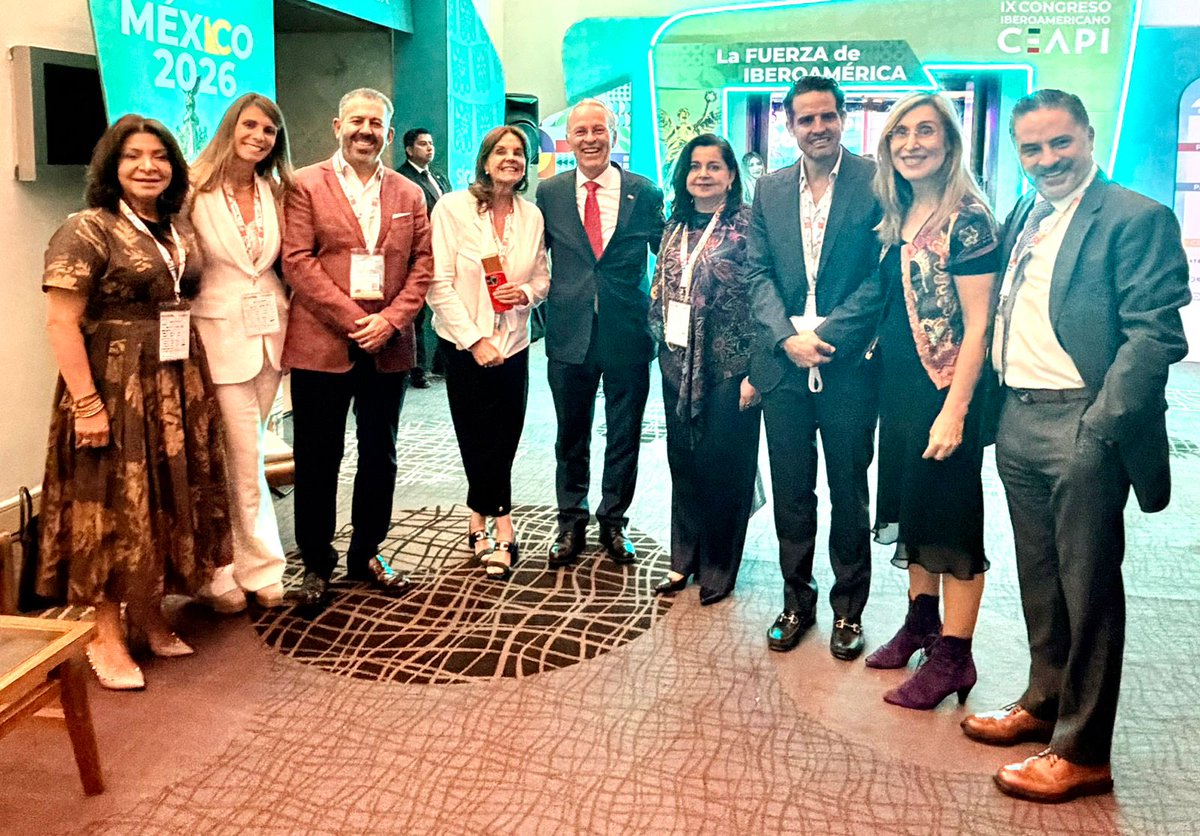 cceoficialmx's tweet photo. El #CCE tiende puentes con Iberoamérica para impulsar inversión y competitividad. 

Con motivo de su participación en el IX Congreso Iberoamericano #CEAPI “La Fuerza de Iberoamérica”, el Pdte. @JoseMedinaMora destacó la importancia de fortalecer la inversión, el diálogo técnico rumbo a la revisión del #TMEC y el impulso a las #MIPYMES como ejes estratégicos para consolidar la competitividad de México. 🇲🇽

Ante líderes empresariales de #Iberoamérica, reiteró que nuestro país cuenta con condiciones únicas para atraer numerosos proyectos productivos y refrendó la disposición del sector privado mexicano para acompañar y facilitar la llegada de capitales al país, fortaleciendo cadenas de valor, talento y desarrollo regional.