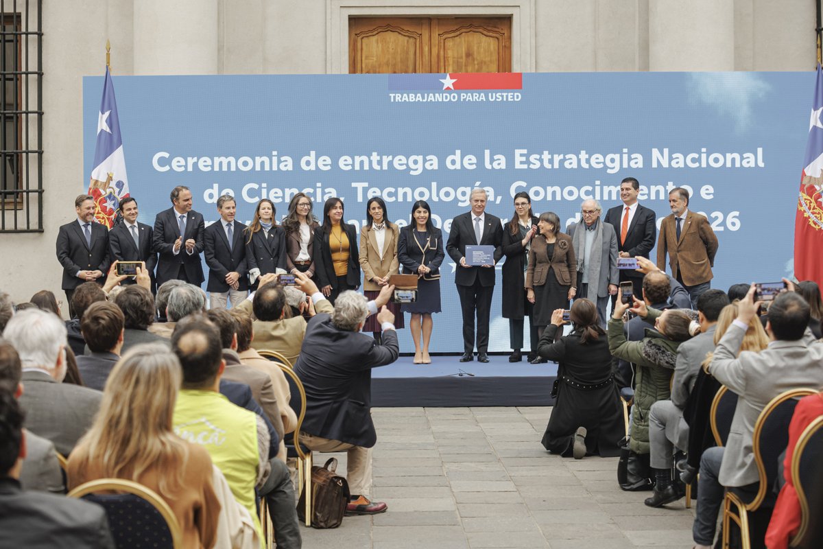 EconomiaSubse's tweet photo. ¡Por un Chile con capacidades científicas y tecnológicas de alto nivel! 🧪👩‍💻

El subsecretario de Economía y Empresas de Menor Tamaño, Karlfranz Koehler, participó en la ceremonia de entrega de la Estrategia de Ciencia, Tecnología e Innovación (CTCI) para el Desarrollo de Chile 2026, encabezada por el Presidente José Antonio Kast, junto a la ministra Ximena Lincolao.

📃💻 Este documento, elaborado por el Consejo Nacional de CTCI, busca fortalecer las capacidades científicas, tecnológicas y de innovación del país, impulsando una economía más moderna, productiva y competitiva, con más herramientas para el emprendimiento, la inversión y el crecimiento de las regiones 🇨🇱