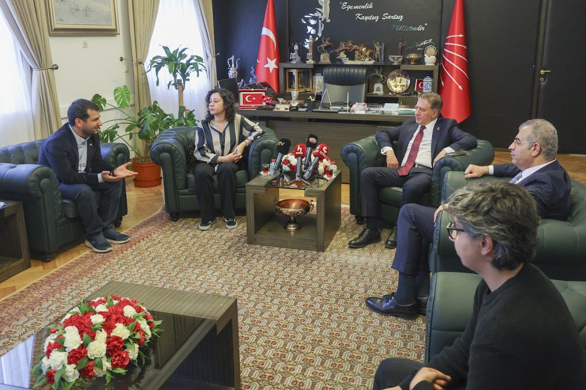 solpartibilgi's tweet photo. Cumhuriyet Halk Partisi temsilcileriyle Parti Genel Merkezi’mizde ve Meclis Grup Başkanlığı’nda bayram vesilesiyle dayanışma ziyaretlerinde bir araya geldik. 

Saray’a ve kayyumlarına karşı omuz omuzayız. https://t.co/LhakyA538r
