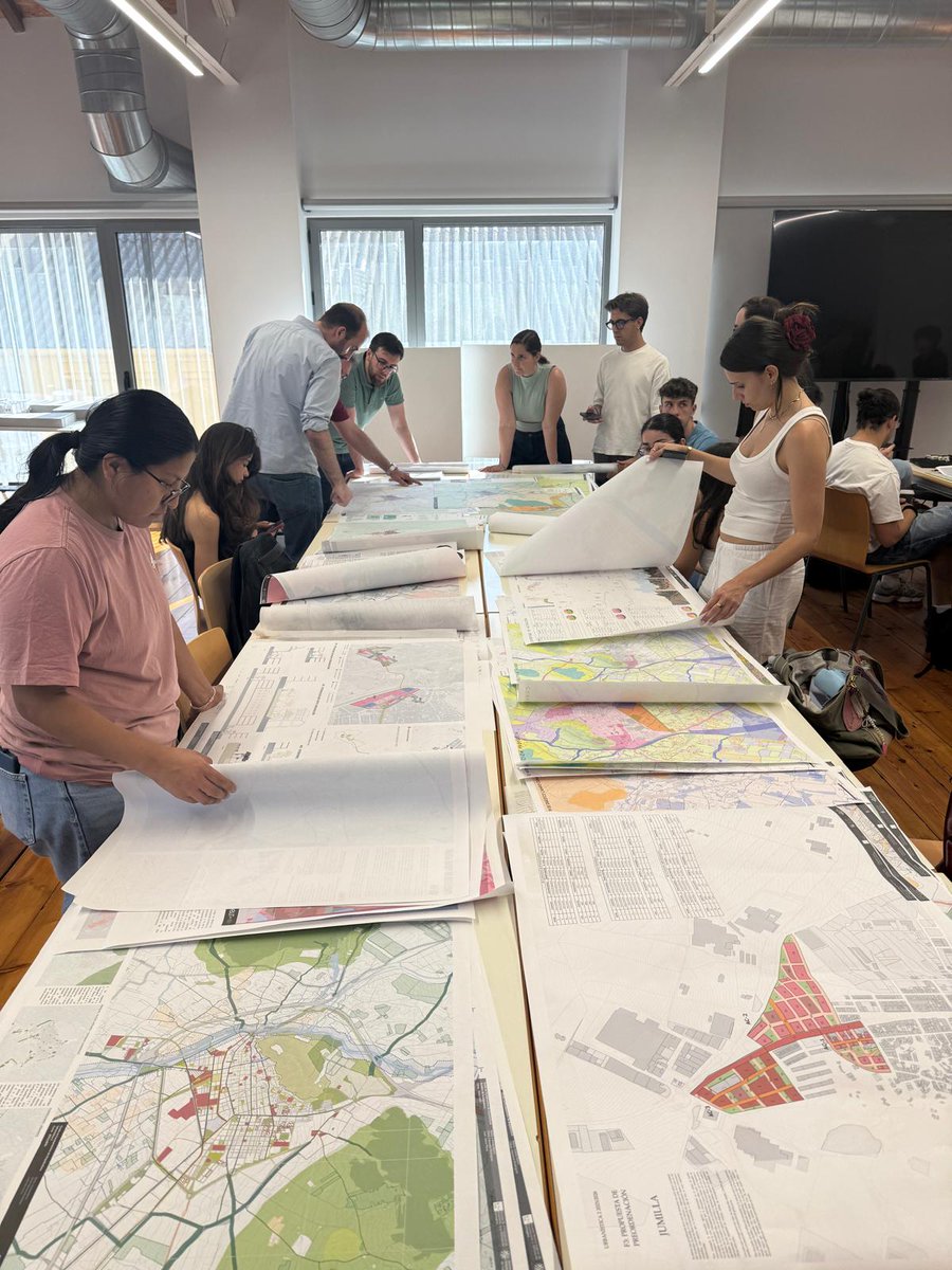 FerM_GM's tweet photo. Terminamos esta semana el curso de Urbanística 2. 

Los estudiantes han trabajado propuestas de revisión del Plan General de Jumilla a partir de análisis de escenarios e identificación de la Infraestructura Verde municipal.

@etsae_upct 
@UPCToficial https://t.co/90jeQVr4OO