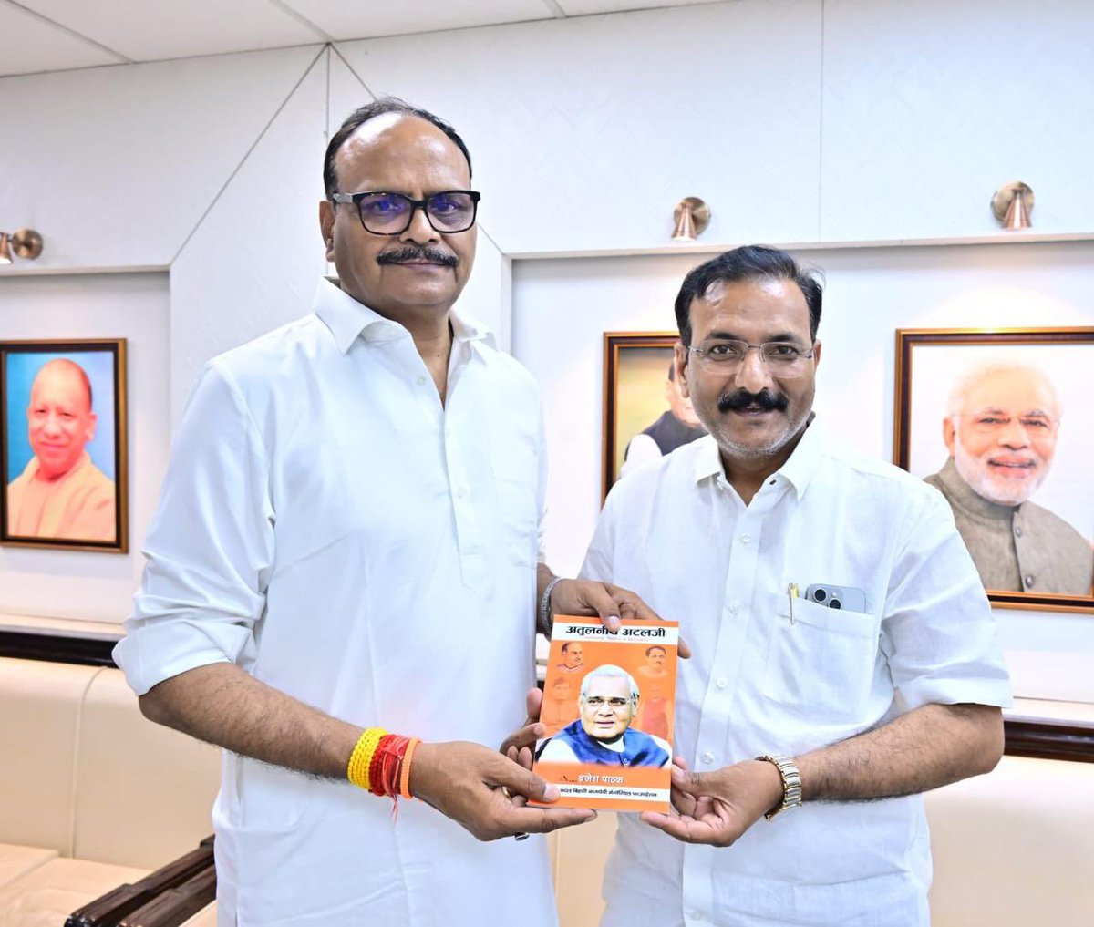 drdwivedisatish's tweet photo. आज लखनऊ में प्रदेश के यशस्वी उप मुख्यमंत्री मा० श्री ब्रजेश पाठक जी से शिष्टाचार भेंट की इस अवसर पर उन्होंने पूर्व प्रधानमंत्री, भारत रत्न श्रद्धेय स्व० अटल बिहारी वाजपेयी जी के आदर्श व्यक्तित्व एवं कृतित्व पर स्वलिखित पुस्तक अतुलनीय अटलजी भेंट की।

@brajeshpathakup https://t.co/cb4zYnpcwN