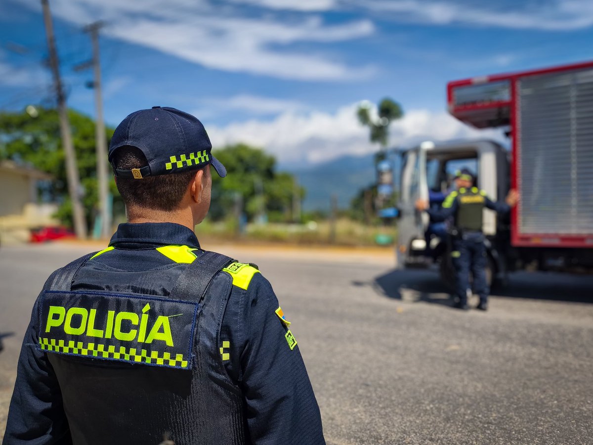 PoliciaStander's tweet photo. 👮♂️ En atención a la jornada electoral del próximo 31 de mayo, la Policía Nacional en #ElSocorro adelanta actividades de prevención, control y acompañamiento con el fin de fortalecer la #Seguridad y garantizar la convivencia ciudadana. #SeguridadYDemocracia2026 https://t.co/C0ZaXHwwSJ