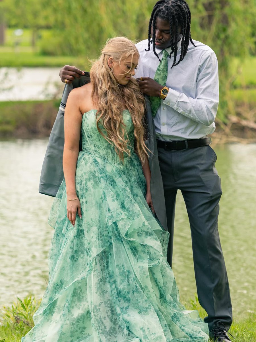 kvng_chi's tweet photo. Finally a prom with my queen ✨ https://t.co/JrJsLkVgh3