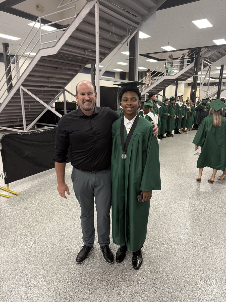 SicklesHoops's tweet photo. Congratulations to Sickles seniors for graduating today. https://t.co/JpPXIYrgNr