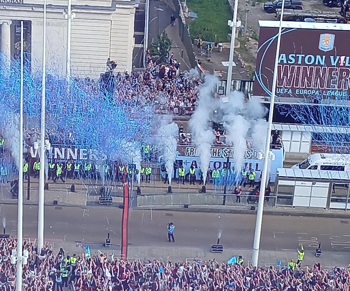 BhamCityCouncil's tweet photo. 🦁  This time last week Aston Villa were welcomed back from Istanbul as Europa League Champions!

🏆 Thousands of fans lined the city centre route to give these Villans a heroes' welcome.

🥳 What a fabulous sight - and a great way to have kicked off the Bank Holiday weekend. https://t.co/EBFuP6GloI