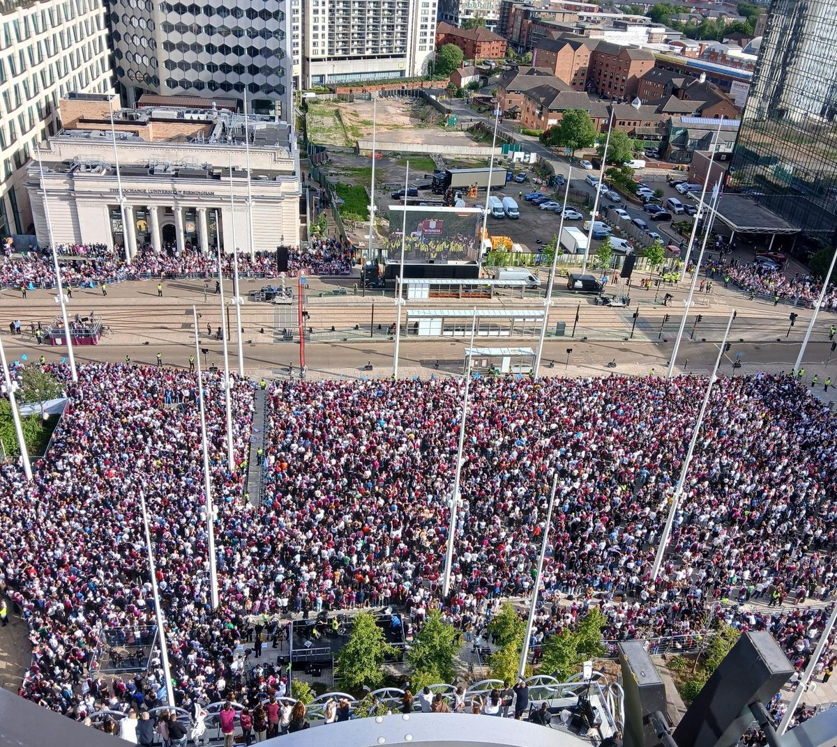 BhamCityCouncil's tweet photo. 🦁  This time last week Aston Villa were welcomed back from Istanbul as Europa League Champions!

🏆 Thousands of fans lined the city centre route to give these Villans a heroes' welcome.

🥳 What a fabulous sight - and a great way to have kicked off the Bank Holiday weekend. https://t.co/EBFuP6GloI