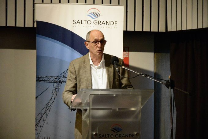 leosarro's tweet photo. Salto Grande: dos nuevos asesores cobrarán casi US$ 9.000 mensuales. 
La Comisión Técnica Mixta de Salto Grande volvió a quedar bajo la lupa. A menos de dos años del escándalo por contrataciones directas que terminó con la salida de Carlos Albisu de la delegación uruguaya, el organismo sumó dos asesores técnicos con salarios cercanos a los US$ 9.000 mensuales según informa, portal Uruguay al Día.
La decisión fue defendida por el presidente de la delegación uruguaya, Gonzalo Casaravilla, quien aseguró que las incorporaciones responden a un momento “clave” para la represa binacional y forman parte del proceso de modernización del complejo hidroeléctrico.
Los nuevos asesores son Hugo Eguía y Gabriel Sardi, ambos exgerentes generales de Salto Grande.
La resolución aprobada el 28 de abril establece que trabajarán como “asesores técnicos” de la delegación uruguaya y recibirán una remuneración correspondiente a la categoría más alta del escalafón.
Aunque el cargo completo corresponde a ocho horas, el acuerdo fue fijado por seis, con un ingreso mensual estimado de $355.320 nominales, cifra que ronda los US$ 9.000, además de aguinaldo, salario vacacional, antigüedad y otros beneficios.
La tarea formal será asesorar técnicamente a la delegación, elaborar informes y colaborar en la preparación de sesiones plenarias.
Casaravilla defendió la contratación argumentando que ambos ingenieros conocen en profundidad el funcionamiento de la represa y llegan en un momento en el que el organismo enfrenta un proceso de renovación considerado estratégico. (portal, Uruguay al día.)   https://t.co/WwONc6HgEk