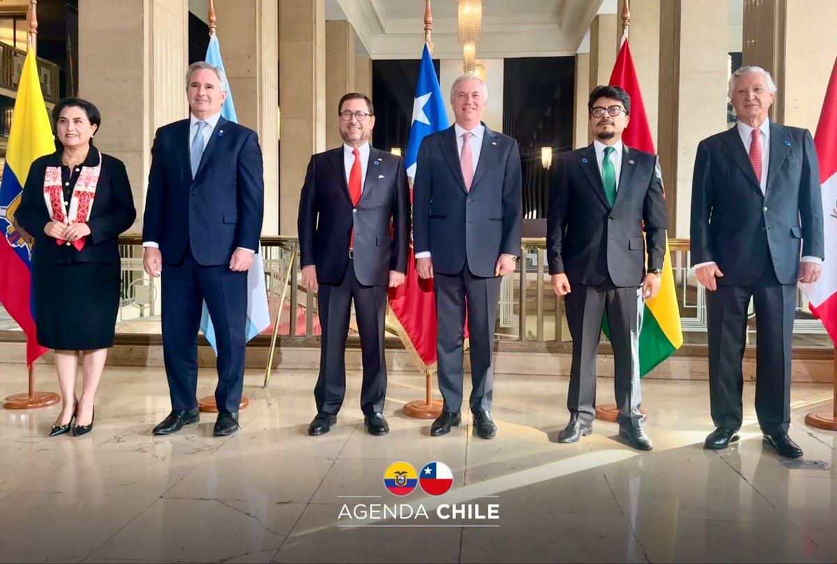 CancilleriaEc's tweet photo. La canciller @gabisommerfeld participó en la Reunión de Alto Nivel sobre Delincuencia Organizada Transnacional en Santiago de Chile, convocada por el Gobierno de @joseantoniokast con la presencia de los cancilleres de Argentina, Bolivia, Chile y Perú. https://t.co/a1hzHPDGcc