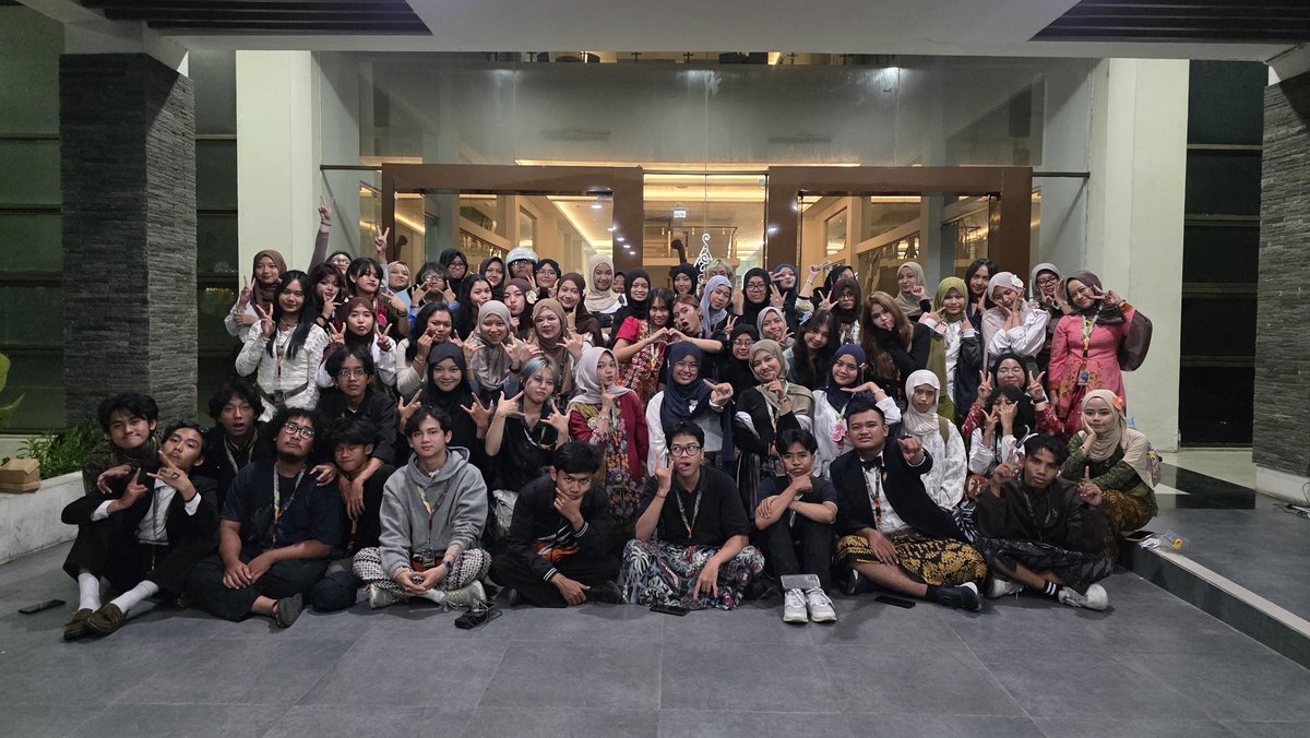 studyartwit's tweet photo. Kepanitiaan pertamaku di sini rasanya dibayar semua dari gagalnya jaman SMA. Gagal adain pameran seni pakai sistem voting, eh tahun ini diterapin di jurusan impianku (dkv) sekaligus bisa perform dance, showing myself as secretary &amp; dancer at the same time. Proud of mi en frens 🥹 https://t.co/hV3zpeSn2B