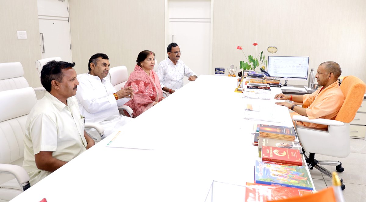 myogioffice's tweet photo. मुख्यमंत्री श्री @myogiadityanath जी महाराज से आज लखनऊ में जनपद बुलन्दशहर के सिकन्दराबाद विधानसभा क्षेत्र से पूर्व विधायक श्रीमती बिमला सिंह सोलंकी जी ने शिष्टाचार भेंट की।

इस अवसर पर श्री देवेन्द्र सिंह सोलंकी जी, श्री प्रीतम सिंह जी और श्री वीरेन्द्र सिंह जी भी उपस्थित रहे। https://t.co/BE1HGuFhIO