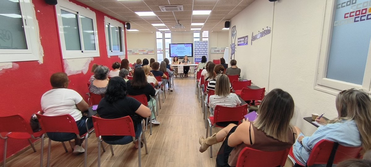 CCOOTarragona's tweet photo. Avui hem compartit la xerrada “Menopausa: Una vida sense regles” amb @LouCamprubi65, en el marc del Dia Internacional d’Acció per a la Salut de les Dones 💜
Parlar de salut i benestar de les dones també és fer sindicalisme.
#SalutDeLesDones 
@DonesCCOOCat @ccoocatalunya https://t.co/5C3BixPzgG