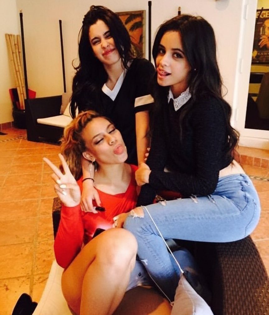 dwskcc's tweet photo. tô aqui me questionando se vou chorar mais se visse camila e lauren juntas ou camila e dinah ou as três. pra mim vai ser pela primeira vez que vejo elas juntas https://t.co/5bcNv30tRf
