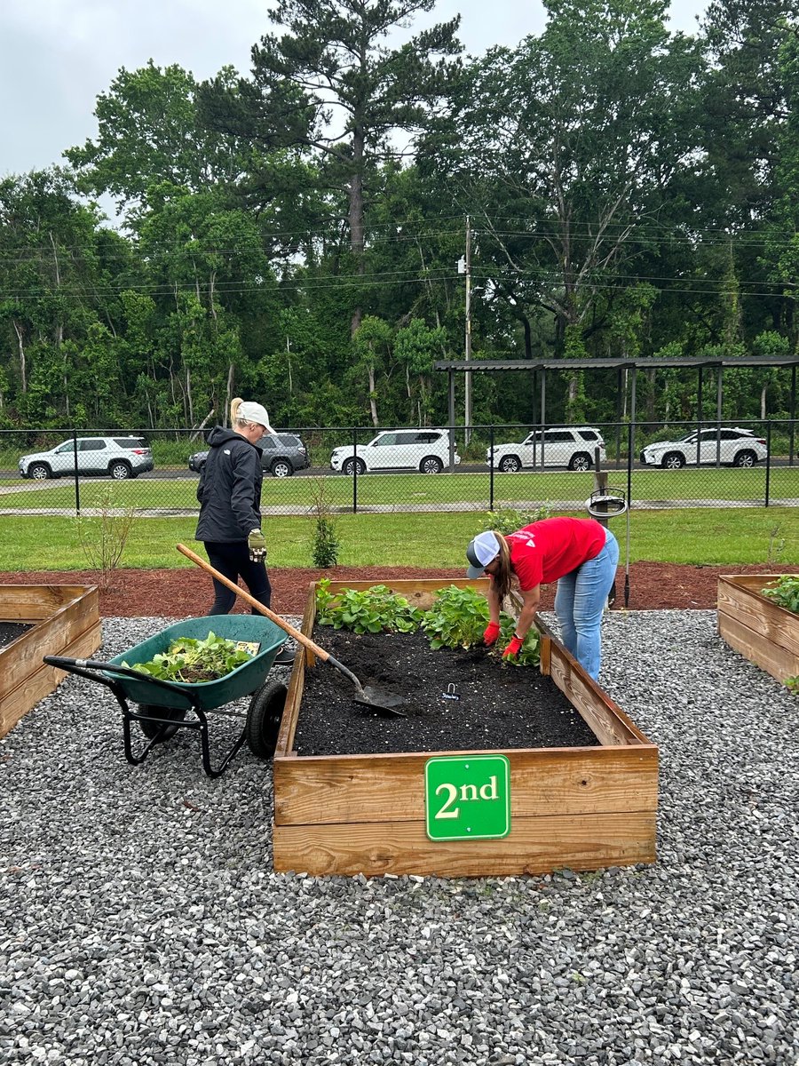 ALPowerFdn's tweet photo. From pulling weeds to planting flowers, Alabama Power volunteers brought new life to outdoor classrooms at Lee and Spanish Fort Elementary 🌸 https://t.co/nArCztEcY2
