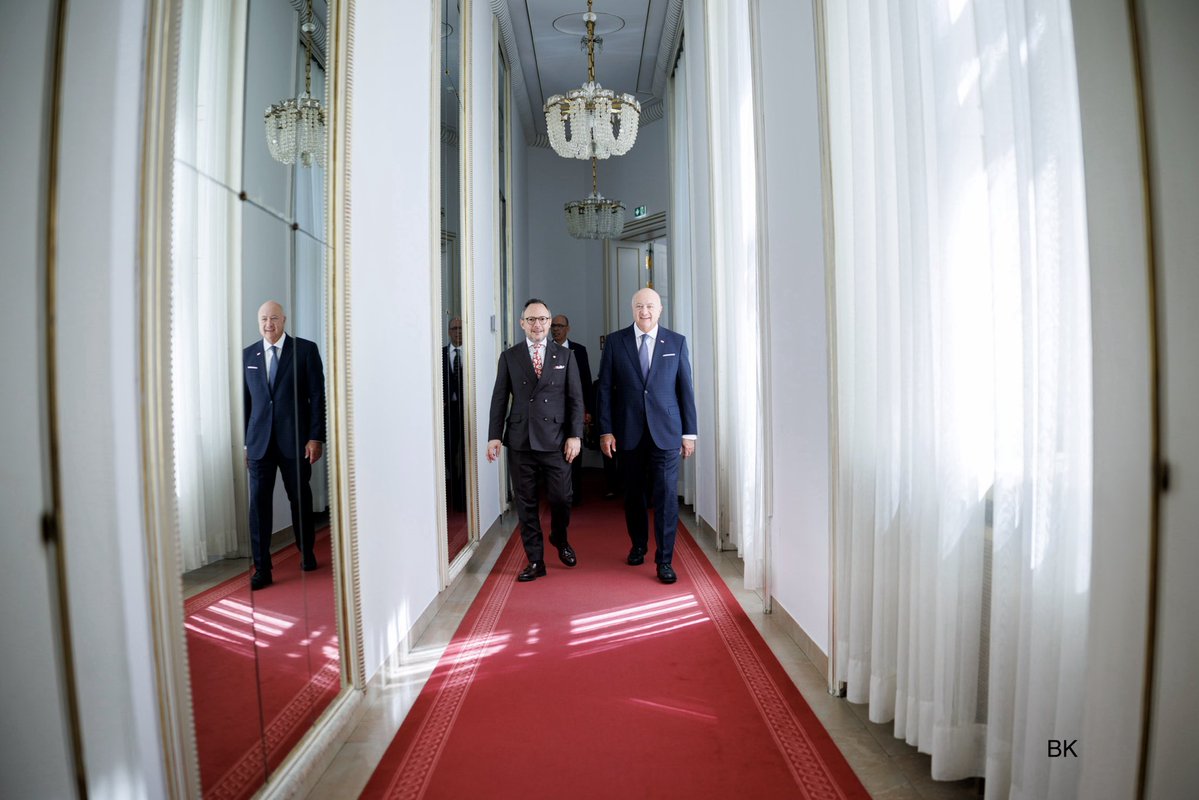 _CStocker's tweet photo. Heute war @XavierEspot, Premierminister von Andorra, zu Gast im Bundeskanzleramt.
Österreich und Andorra sind seit über 30 Jahren durch diplomatische Beziehungen verbunden. Mit der heutigen Unterzeichnung des Doppelbesteuerungsabkommens vertiefen wir unsere wirtschaftliche Zusammenarbeit und schaffen bessere Rahmenbedingungen für Handel und Investitionen. Auch in internationalen Foren wie den Vereinten Nationen arbeiten wir partnerschaftlich zusammen – getragen von Vertrauen, Dialog und einem gemeinsamen Bekenntnis zum Multilateralismus. (BK)

📸 BKA/ Wenzel