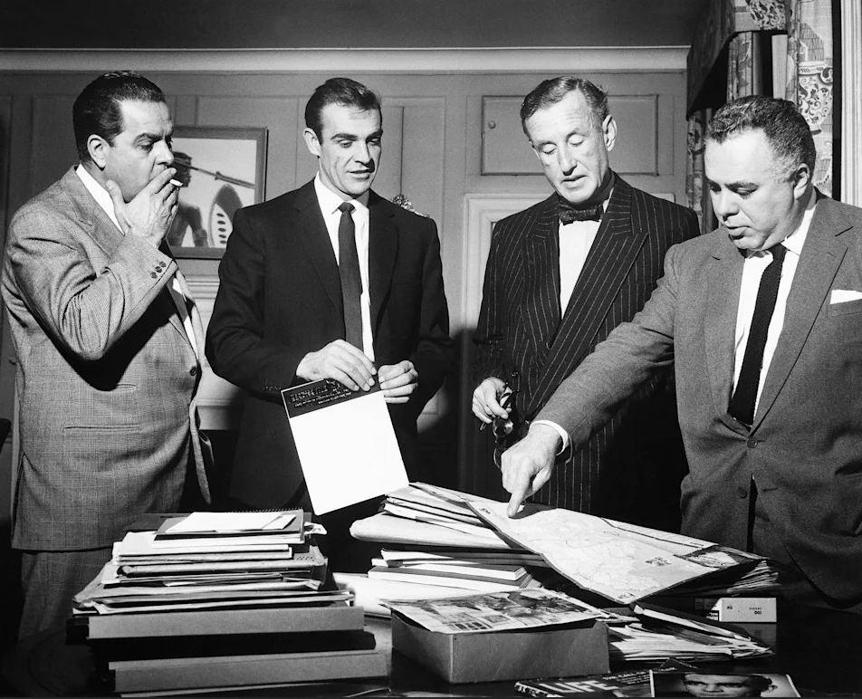Morirdecine's tweet photo. 28 de mayo: #botd el escritor #IanFleming (1908-1964) cumple 118 años. El padre de #JamesBond con impecable pajarita junto a #CubbyBroccoli #SeanConnery y #HarrySaltzman planeando #DrNo, el primer Bond. ¿Quién no ha visto y gozado alguna película de 007? Pues eso https://t.co/LbJqYl3hXy