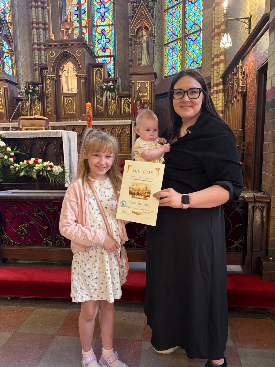 katolislv's tweet photo. Rīgas svētā Franciska Romas katoļu draudzē svētdien, Vasarsvētkos, noslēdzās vizuālo un literāro darbu konkursa “Sv. Franciska iedvesmā” izstāde. Pasākuma kulminācijā tika paziņoti skatītāju simpātiju balsojuma rezultāti un apbalvoti laureāti.

https://t.co/QZYheJcvOT https://t.co/TNjcB3MeD3