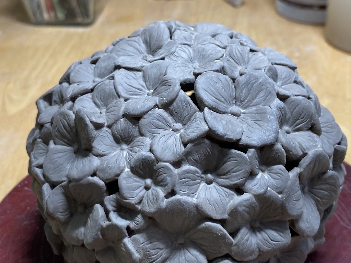 redleaves6's tweet photo. 「紫陽花の香炉」磁器。
と、我家裏スペースの山紫陽花。
 #art  #hydrangea #ceramics #sculpture #紫陽花 https://t.co/tUi6u4HAIz