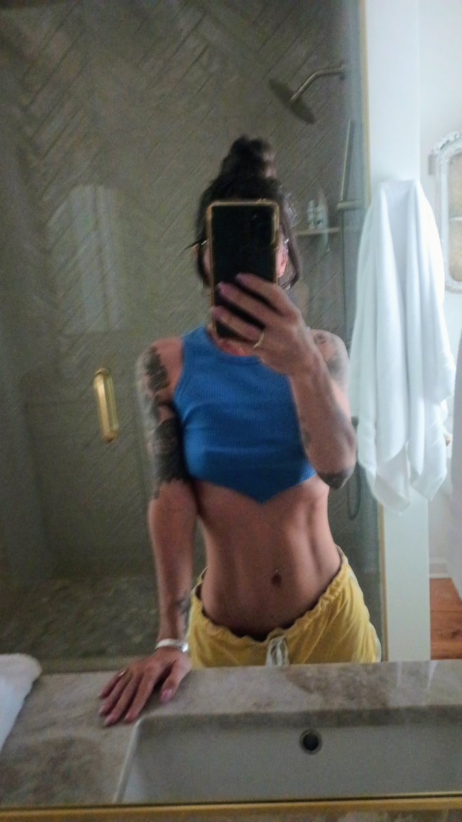 Molly Curves tweet media