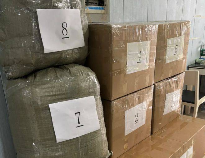 babypease's tweet photo. Just unboxed my long-waited package—prayers to the days when all online buys arrive on time with zero damage https://t.co/pvjdTmqe02