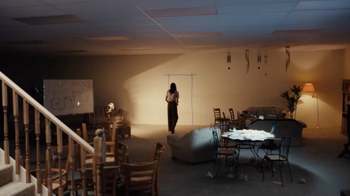 Adel_Films's tweet photo. فيلم "Backrooms" سريالي اكثر من انه فيلم رعب تقليدي، من نوعية الافلام اللي تحتاج تشوفها اكثر من مرة او تقرأ عنها عشان تفهمها

الفيلم هذا راح ينقسم الجمهور عليه وعلى النهاية اللي ممكن البعض يشوفها محبطة، ولكن عن تجربة الفيلم اعطاني جو مختلف وشعرت انه قدم لي شيء جديد، نعم هناك امور كانت تحتاج توضيح للمشاهد وما بتكلم عنها تجنب للحرق ولكن حبيت الفيلم كثير واشوفه من اجمل اعمال السنة

لكن لا ترفع التوقعات لان الفيلم ليس للجميع وممكن تجربتي تختلف عن تجربتك