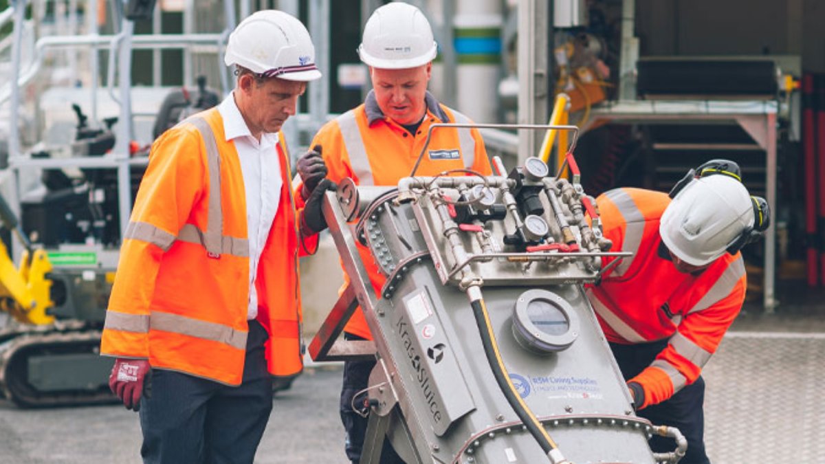 WaterUK's tweet photo. Water companies are carrying out the biggest upgrade to our water networks.

@wessexwater is investing £3.6 billion from 2025-2030, including £1.25 billion on improving river and coastal water quality.

Find out more: https://t.co/OsgOmSMVEA https://t.co/9eH0ioZjYb