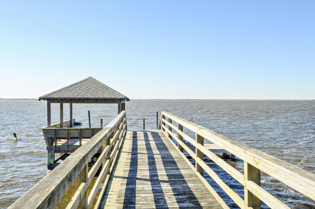 AtlanticRealOBX's tweet photo. This unique vacation home in the Tuckahoe neighborhood offers the best of the Outer Banks lifestyle with access to a community pool, tennis courts, pickleball, and both ocean and sound access! https://t.co/k3xYIVzXub https://t.co/Iq5qcBDoJp