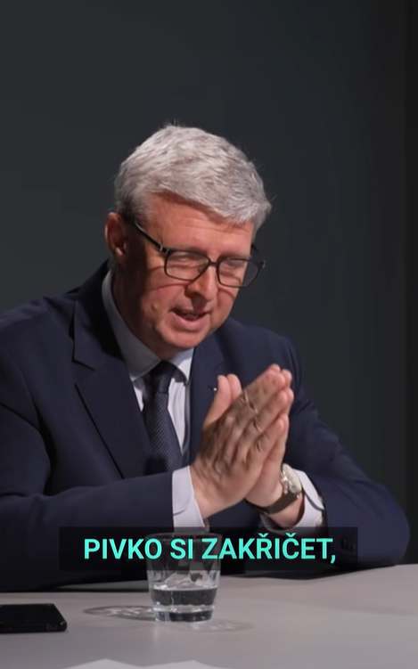 Posledniskaut's tweet photo. Podle Karla Havlíčka chodí lidé na demonstrace na podporu nezávislých médií "na párek, pivko a zakřičet si".
(DVTV) https://t.co/YLpVpm1P3u