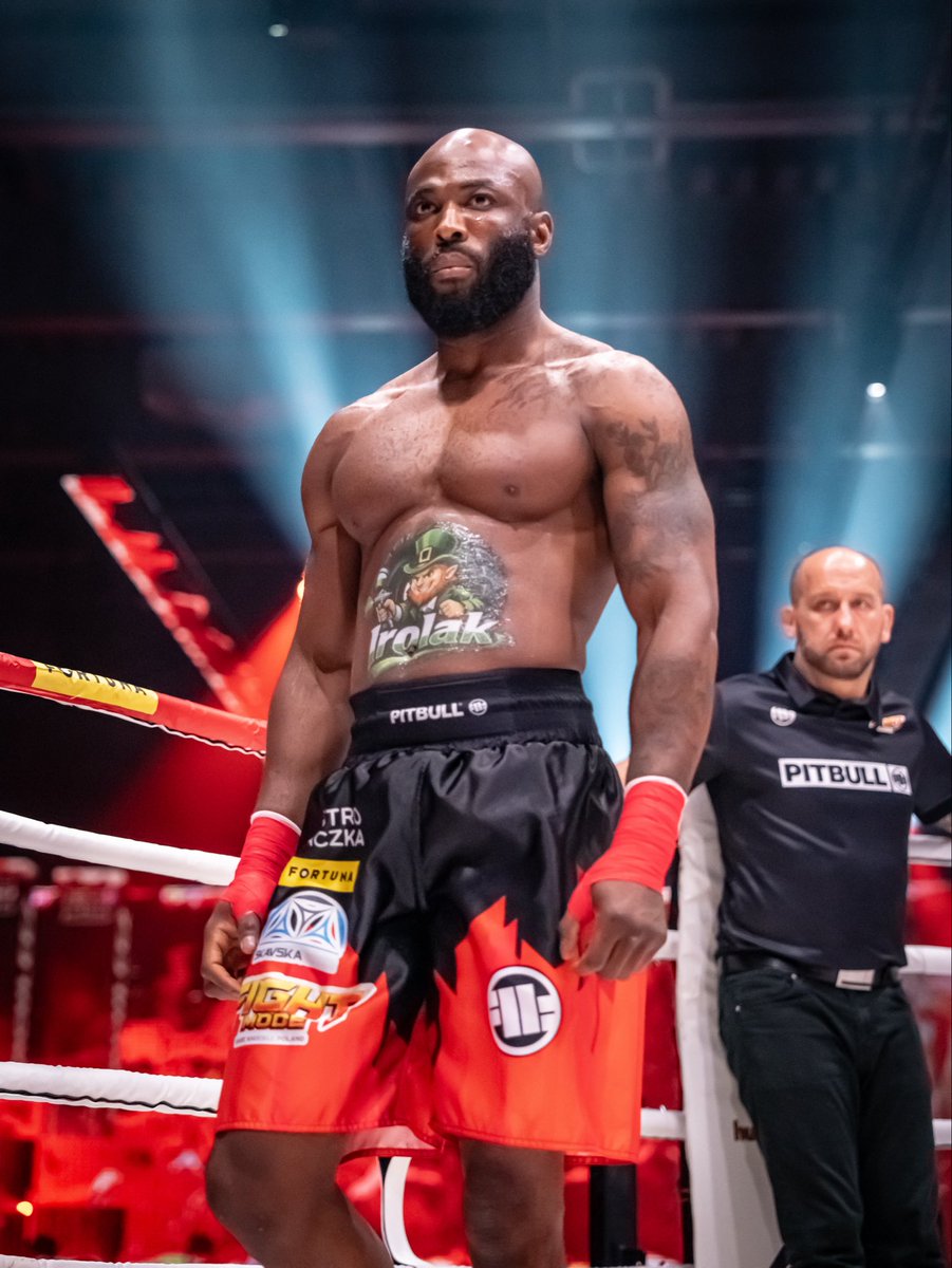 FightmodeX's tweet photo. Rewanż, na który czekali wszyscy. Dwa światy, jeden HEXAGON. 🔥

Krystian Kaszubowski vs Henry „Herculeez" Fadipe — walka zakończona werdyktem no contest, ale obaj zostawili w HEXAGONIE absolutnie wszystko. ⚔️

Charakter, poziom i zero wymówek. Wytrwałości i kolejnych zwycięstw. https://t.co/2WFqiFTkZp