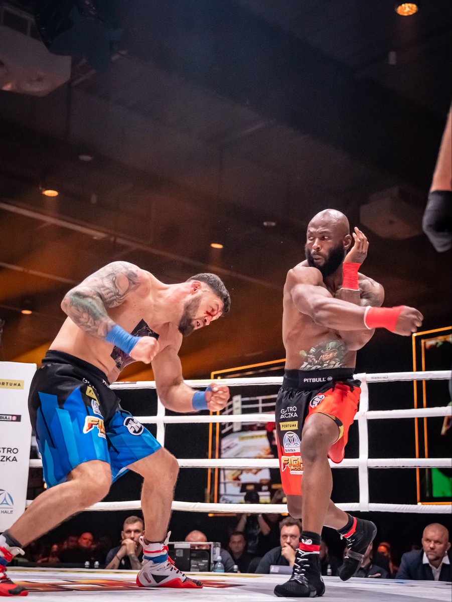 FightmodeX's tweet photo. Rewanż, na który czekali wszyscy. Dwa światy, jeden HEXAGON. 🔥

Krystian Kaszubowski vs Henry „Herculeez" Fadipe — walka zakończona werdyktem no contest, ale obaj zostawili w HEXAGONIE absolutnie wszystko. ⚔️

Charakter, poziom i zero wymówek. Wytrwałości i kolejnych zwycięstw. https://t.co/2WFqiFTkZp