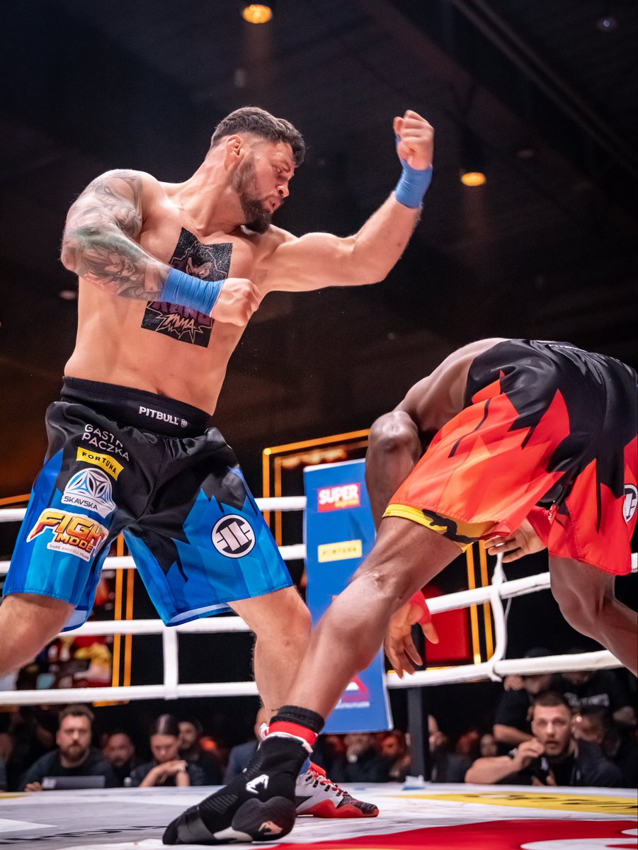FightmodeX's tweet photo. Rewanż, na który czekali wszyscy. Dwa światy, jeden HEXAGON. 🔥

Krystian Kaszubowski vs Henry „Herculeez" Fadipe — walka zakończona werdyktem no contest, ale obaj zostawili w HEXAGONIE absolutnie wszystko. ⚔️

Charakter, poziom i zero wymówek. Wytrwałości i kolejnych zwycięstw. https://t.co/2WFqiFTkZp