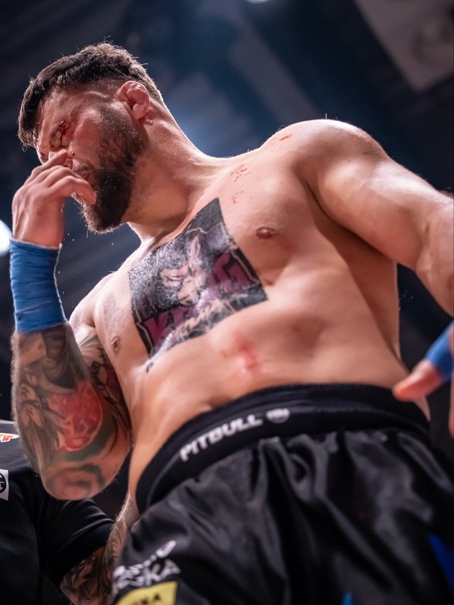 FightmodeX's tweet photo. Rewanż, na który czekali wszyscy. Dwa światy, jeden HEXAGON. 🔥

Krystian Kaszubowski vs Henry „Herculeez" Fadipe — walka zakończona werdyktem no contest, ale obaj zostawili w HEXAGONIE absolutnie wszystko. ⚔️

Charakter, poziom i zero wymówek. Wytrwałości i kolejnych zwycięstw. https://t.co/2WFqiFTkZp