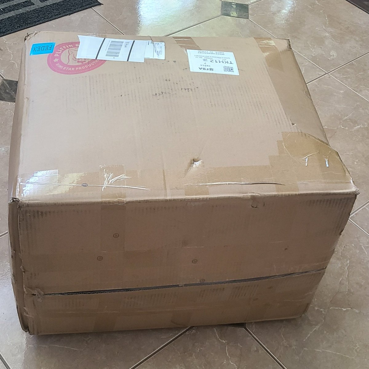 Geoberos's tweet photo. The pre-order of the Pero Kun Chair from Rimi Star back in Oct 2025 finally arrived. (Mococo arrived super early despite being in the same order and Fuwawa I got from a convention.

Pero is so big compared to Keroberos and Rimuru blobs. I probably can fit my whole body inside. https://t.co/5kX5vvQsWR