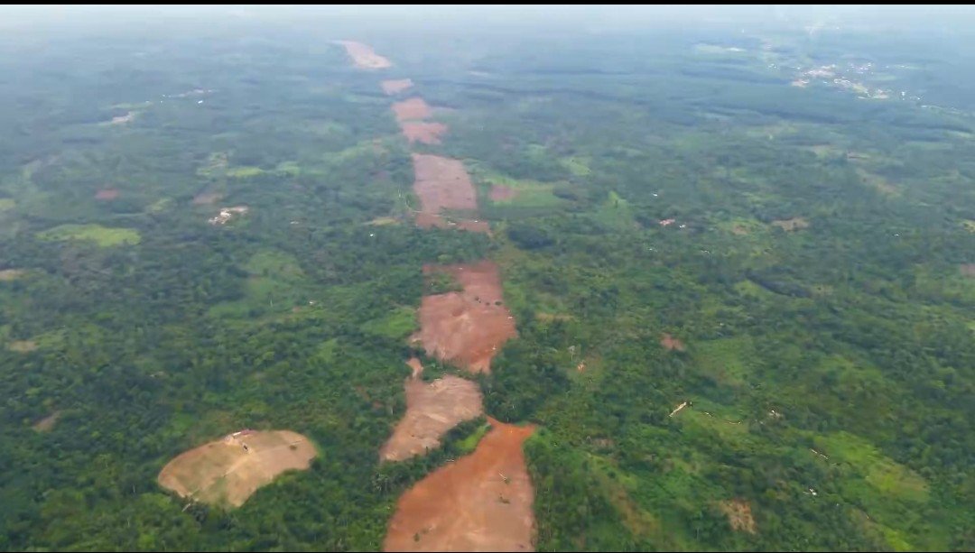 GhanaTechInfra's tweet photo. 🚨 The Accra-Kumasi Expressway project is making steady progress, with about 51km of the corridor already cleared by the Ghana Armed Forces. 

Compensation payments to affected residents are expected to begin in June after assessments by the state agencies are completed. https://t.co/Ri4ciwoCG1