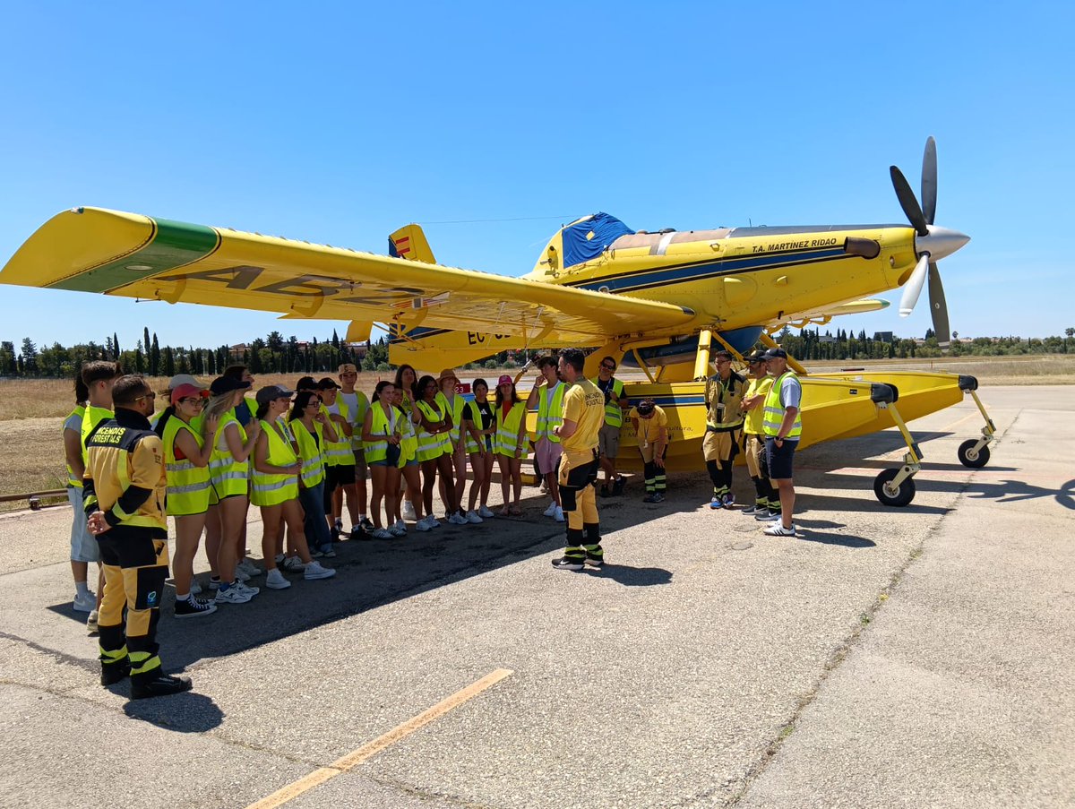 xarxaforestal's tweet photo. Els alumnes d'ESO volen conèixer els mitjans aeris i terrestres de l'operatiu interinsular d'incendis forestals #OIIF del @goib.
Gràcies a les escoles i instituts per la visita!
Recordeu, aquest estiu #Ni1FocalBosc!
🌲🌳🚫🔥 https://t.co/vW5k3pFiyO