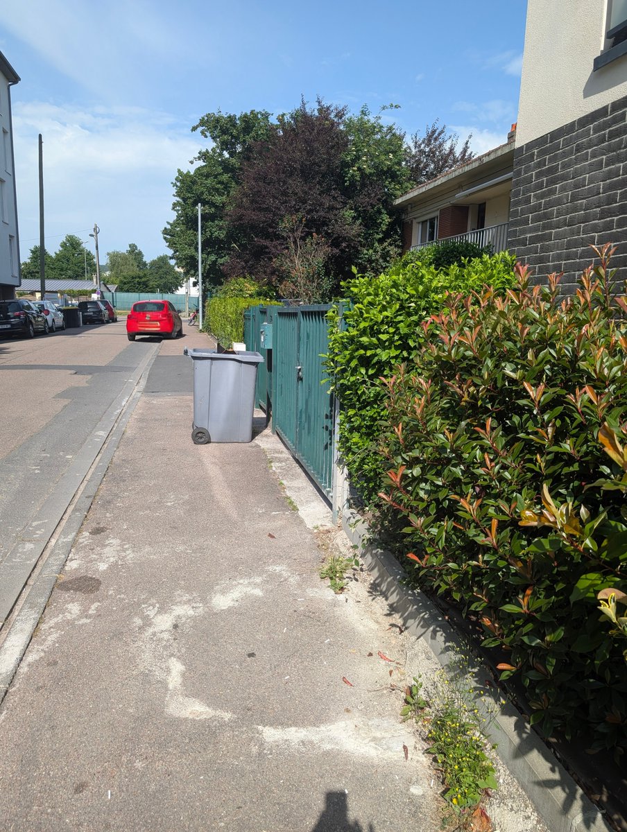 CMognot's tweet photo. Jeudi 28 mai 2026 vers 11h00
#Gcum #QuartiersOuest de #Rouen #Marchabilité #Pietons #PMR #passagepietons
@Rouen
#Incivilité #poubelles
@NicolasMayerNMR
@Marine_Caron76
@Maxime_DaSilva_
@REUSSIRROUEN2026 #FiersdeRouen
@VRasseLambrecq
@vrlambrecq.bsky.social https://t.co/wfEOOoT5ek